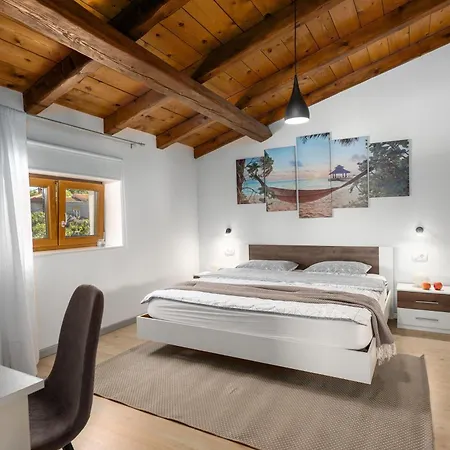 Vikendica Vito An Peaceful Escape Near Historic Town *